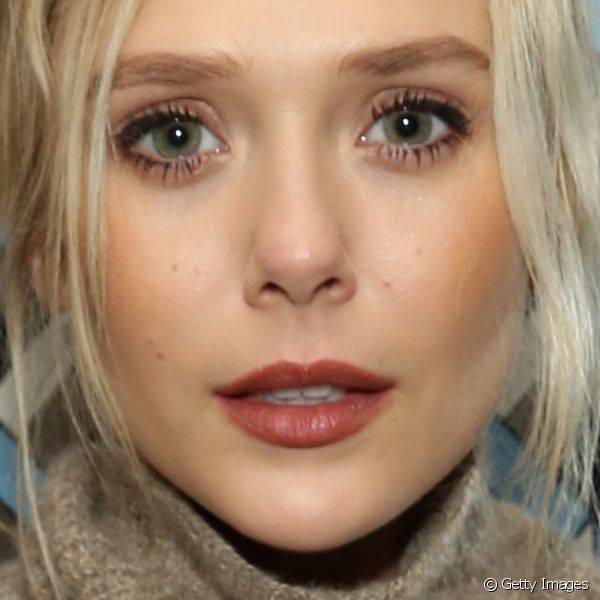 O blush marrom deixa a make de Elizabeth Olsen com um efeito mais bronzeado e favorece o contorno